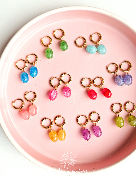 Oorbellen van grote glaskralen