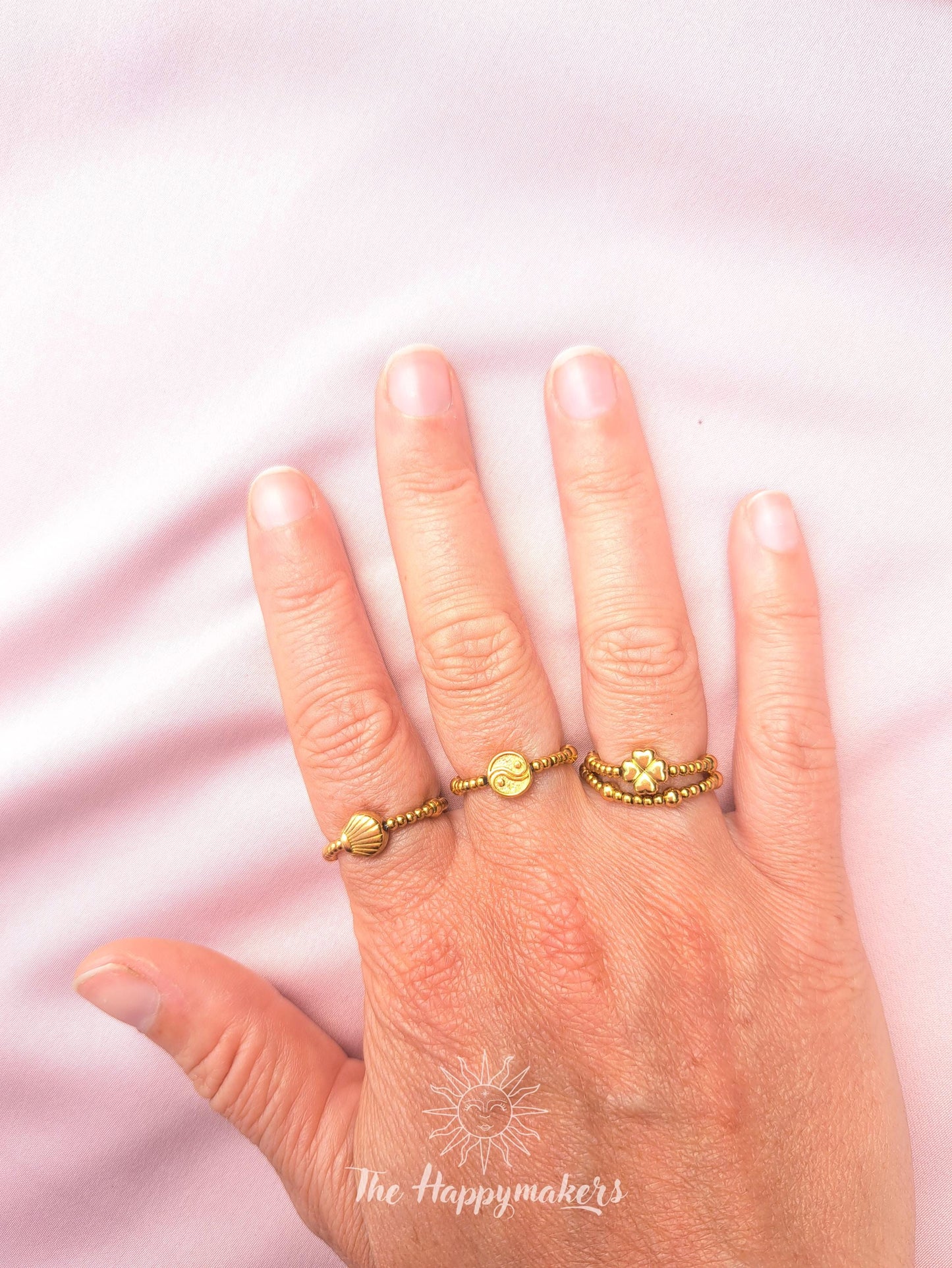 Kralen ring met bedel, 2mm stainless steel kralen, elastische ring, 100% waterproof, stapelbare ringen, onesize, boho, goud, rekbare ringen