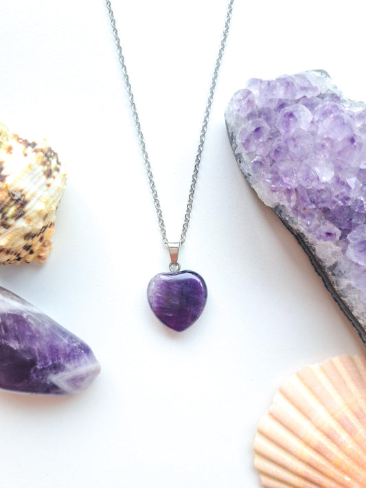 Edelsteen ketting met amethist hartje, waterproof, boho, stainless steel, handgemaakt, cadeau met betekenis, rust in je hoofd